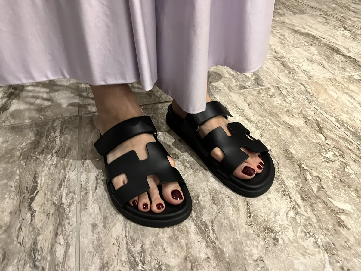 人気ファッションエディター三尋木奈保さんのワンツーコーデの足元はエルメスのサンダル