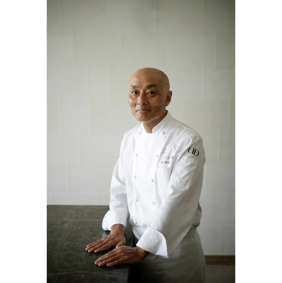 鎌 倉に住み、時間を見つけてはサーフィンに打ち込む小島景シェフ