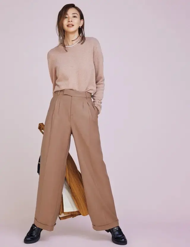 プラダの厚底ローファーなら今っぽくモダンな表情に