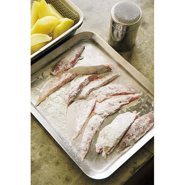 三枚におろした鯵を細長く切るだけで、いつもの鯵とは違うおしゃれな料理に。