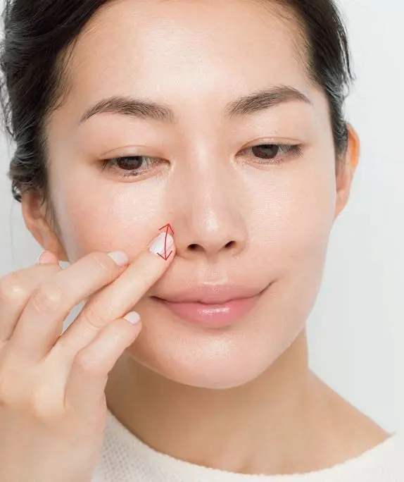 指に残ったもので、赤みやくすみが出やすい小鼻のわきをカバー
