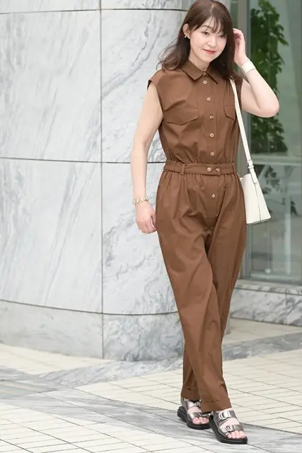 ジャンプスーツにサンダルを合わせました