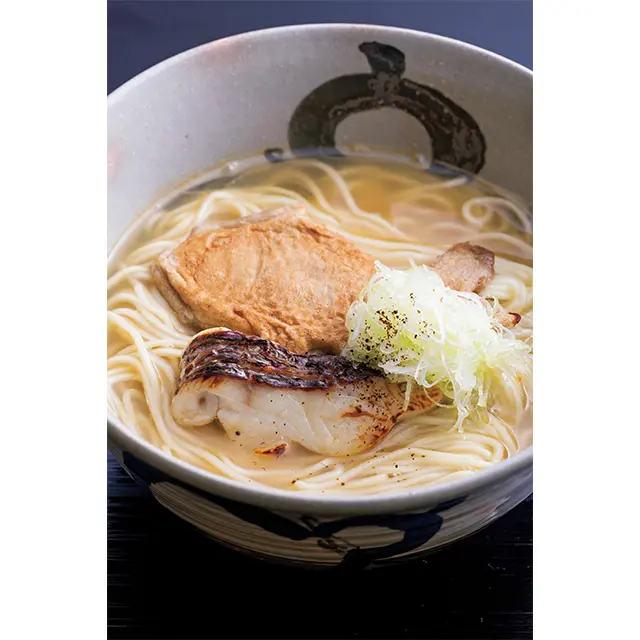 明石の鯛で仕立てた鯛 ラーメン（1人分）￥2,700。 