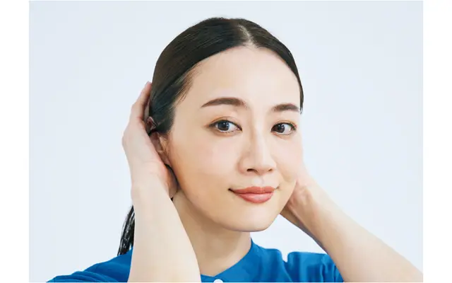 乾いた髪の根元から毛先までヘアオイルをなじませコーミング。センターパートに分ける。