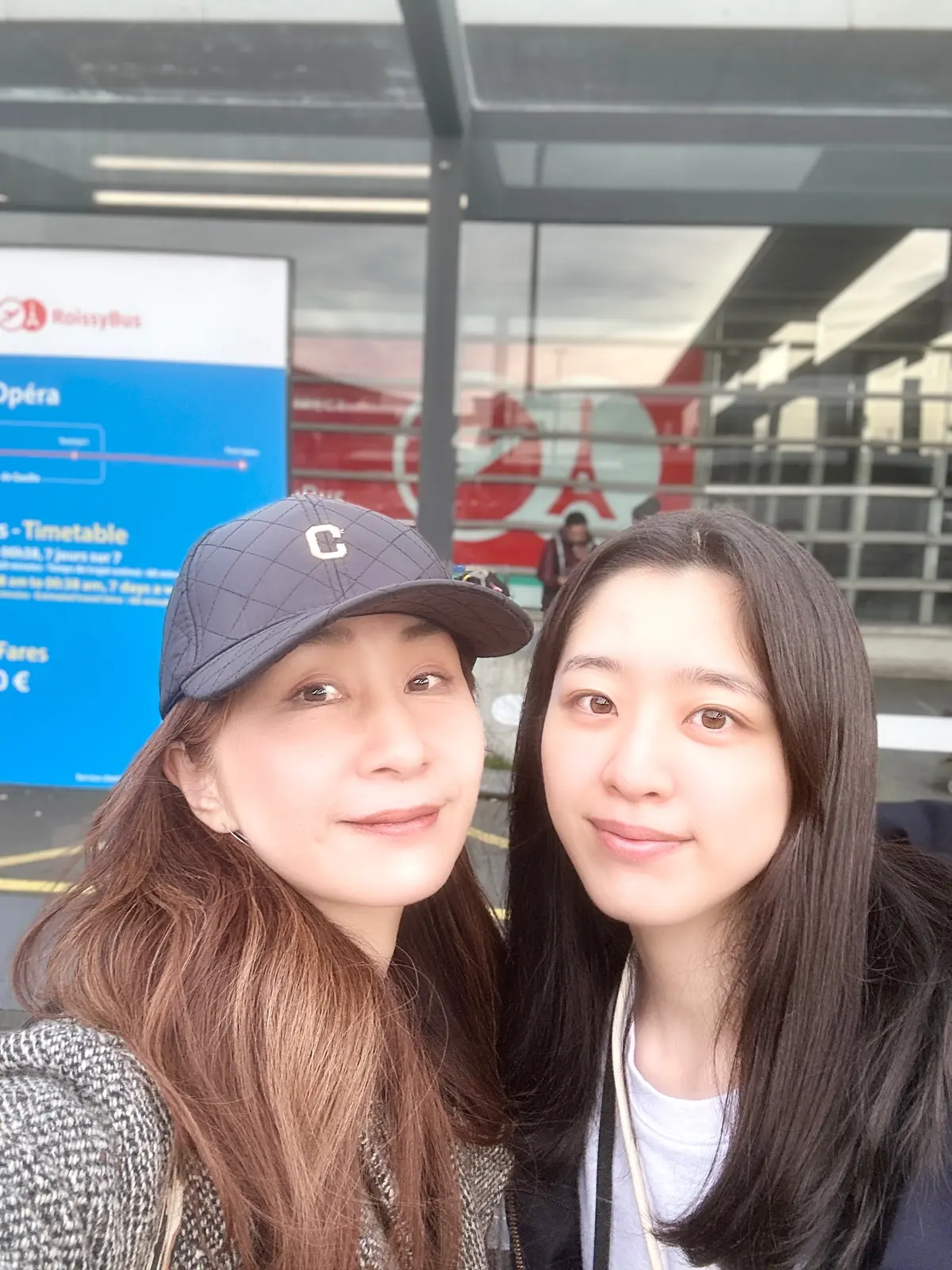 娘とシャルル・ド・ゴール国際空港着後