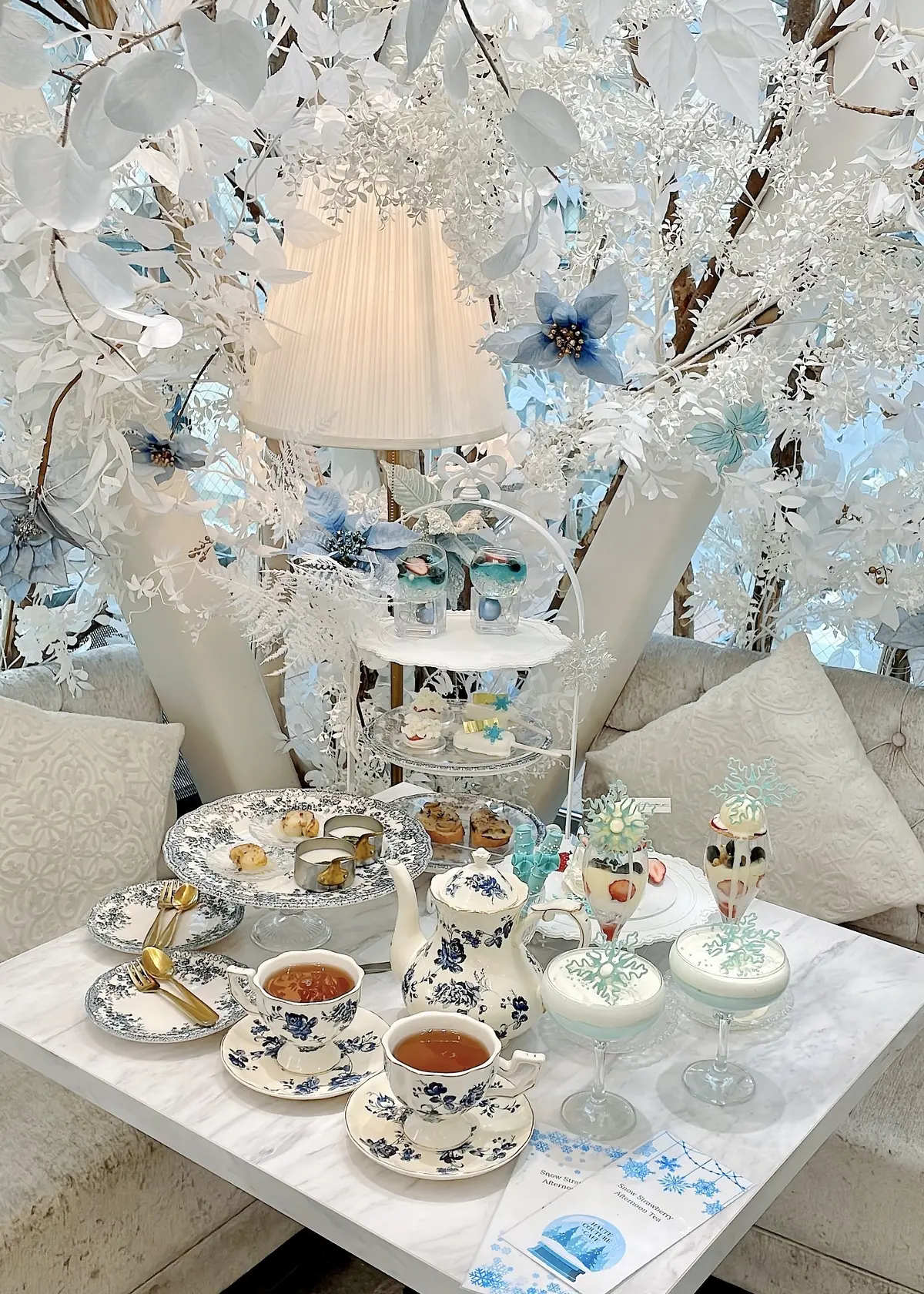 Snow strawberry afternoon tea、スノーストロベリーアフタヌーンティー、haute couture cafe、haute couture cafe表参道、表参道カフェ、オートクチュールカフェ、オートクチュールカフェ表参道、表参道グルメ、表参道アフタヌーンティー、期間限定、期間限定アフタヌーンティー、ジュレ、スイーツ、可愛いスイーツ、雪の結晶、冬スイーツ、クリスマスアフタヌーンティー、カルダモン、柑橘のジュレ、ヴィエリーヌ、ストロベリームラングシャンティー、マカロン、生クリーム、棒アイスケーキ、チーズケーキ、濃厚チーズケーキ、 アイススティック濃厚チーズケーキ、北海道産ホタテのガーリックハーブソテー、トリュフ香るポタージュ、シルバーコーデ、ワントーンコーデ、ランチコーデ、冬コーデ、冬服コーデ、スカート、ロングスカート、スカートコーデ、ロングスカートコーデ、チュールレーススカート、チュールレースロングスカート、ニット、シルバーニット、ラメニット、シルバーラメニット、シルバーラメ、パールネックレス、シルバーパールネックレス、ローヒール、ローパンプス、ロングヘア、巻き髪、毛先ワンカール、ソファ席、ソファ、籐ソファ、ソファー席、ソファー、ホワイトソファー、白いソファー、店内、お花の装飾
