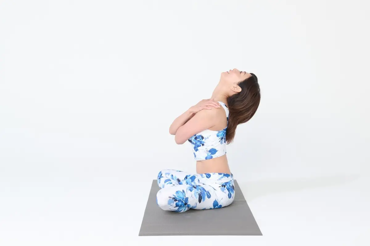 OurAge×Webエクラ　⑤次に、上を向いて舌を上あごにつけて3呼吸。首の筋肉が伸びるのを意識しましょう。