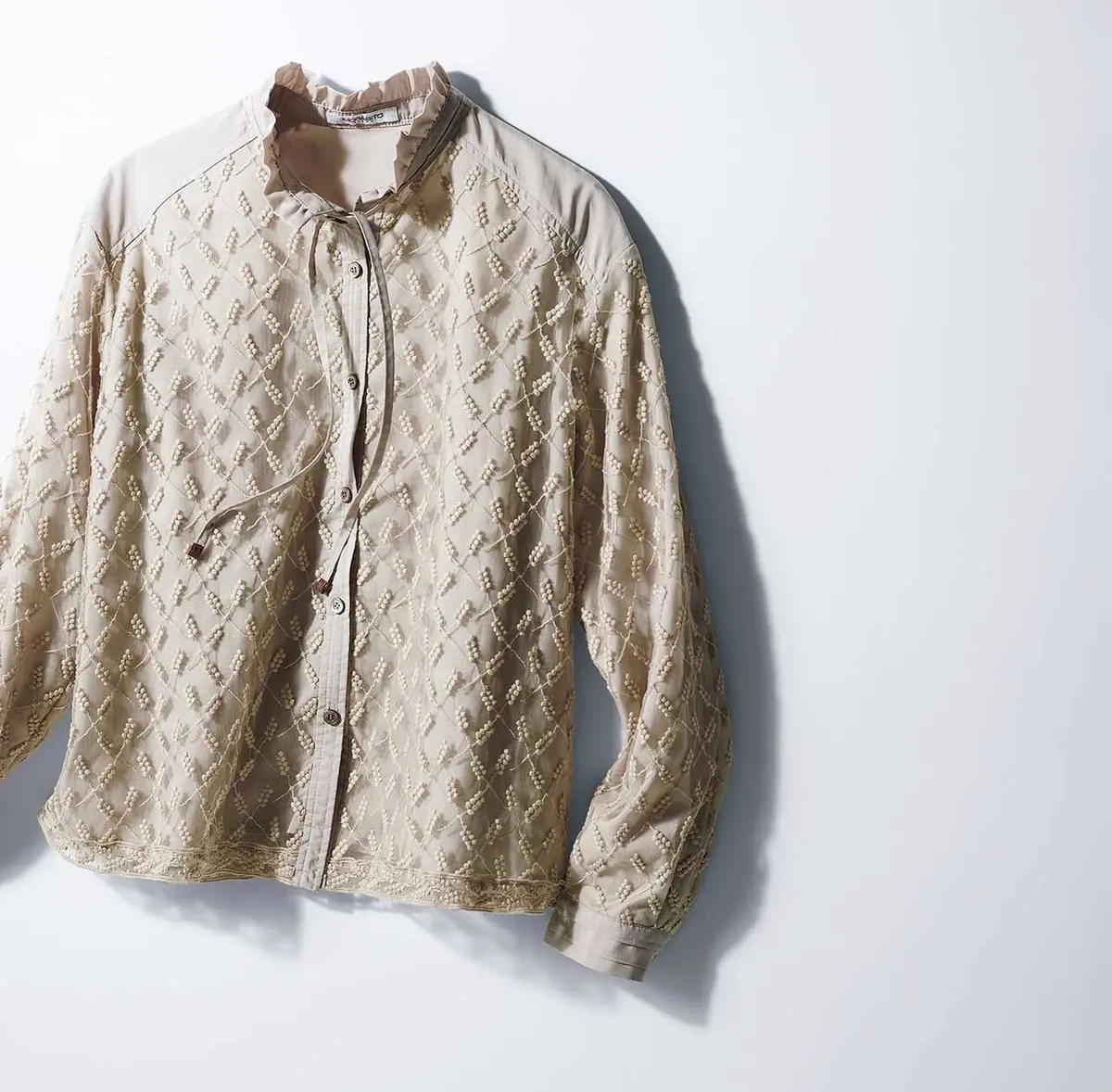 まろやかなベージュが 可憐なディテールを引き立てて