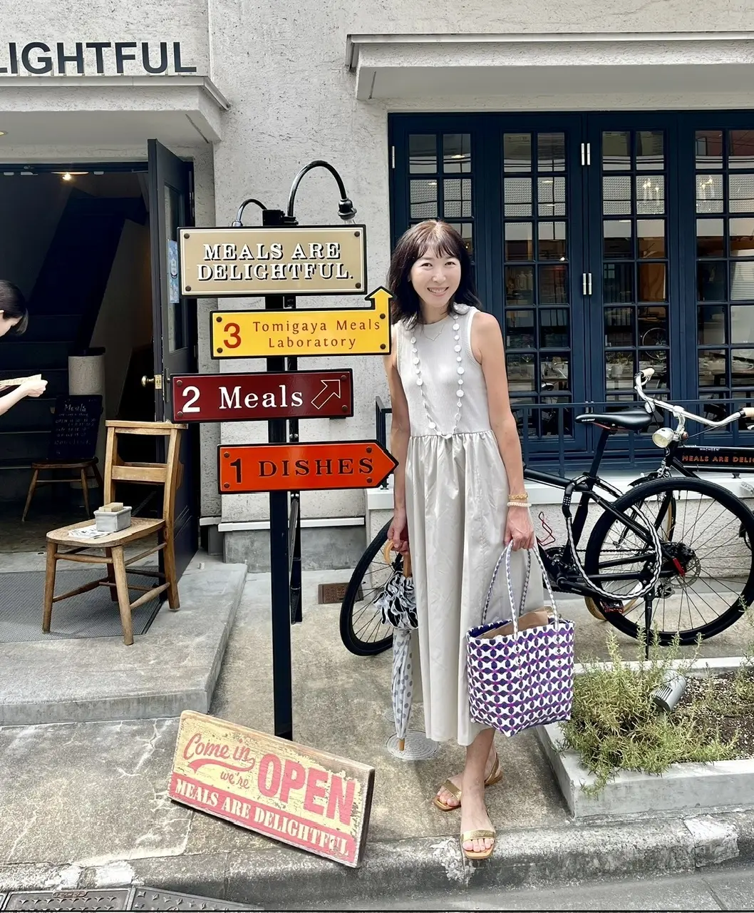 ミールズの前で