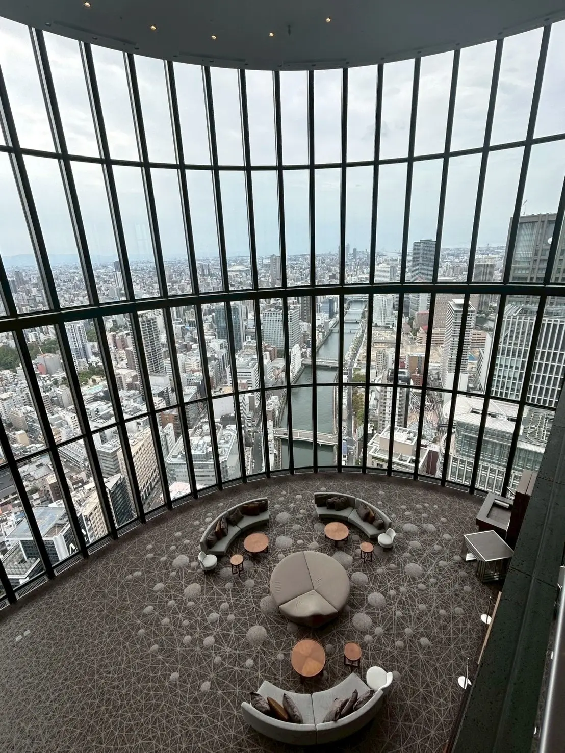 コンラッド大阪40階ロビー　地上200mからの風景。大阪都心のパノラマが広がります。絶景　コンラッド大阪