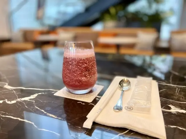 オレンジ、パイナップル、ベリーのスムージー