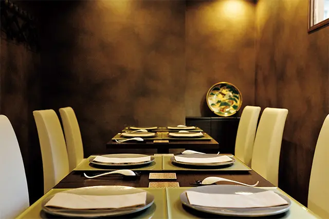 テーブルは10名で個室使いも可能。ほか2名までの個室もある