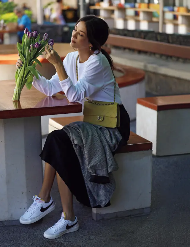 オールドスクールなスニーカーをパリっぽく粋に