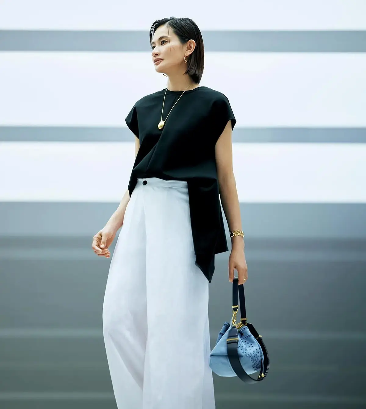 イレギュラーヘムのデザインTは、トレンドのラップパンツで凜としたモード感を高めて