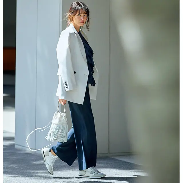 以前だとパンプスなどを合わせていたきれいめなジャケットスタイルもスニーカーにシフトして今らしく