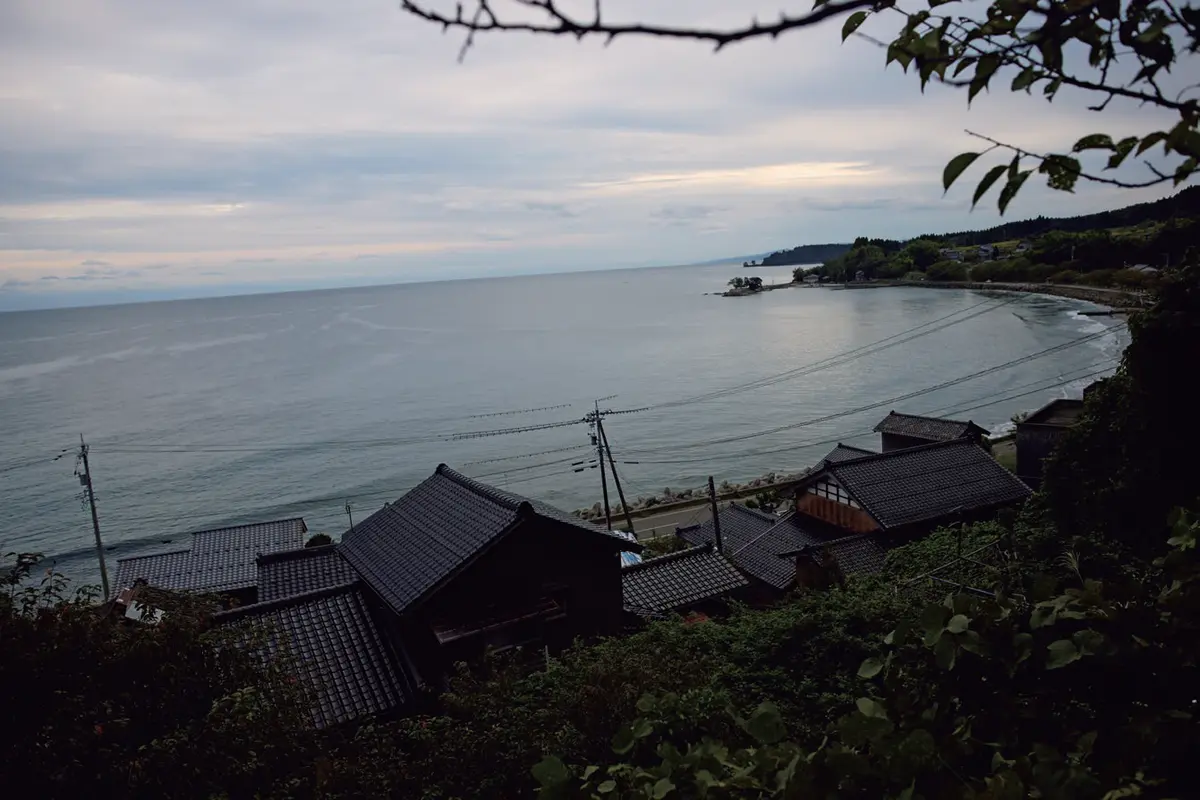 能登　国内旅行　能登イタリアンと発酵食の宿 ふらっと　ロケーション　黒瓦が並ぶ風景も貴重。 「できることをやっていくだけ」と船下さん