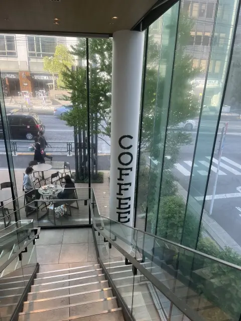 イエローを取り入れたジレコーデで娘とカフの画像_5