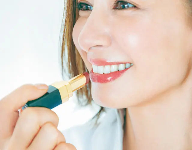 中央に重ねればふっくら唇の完成