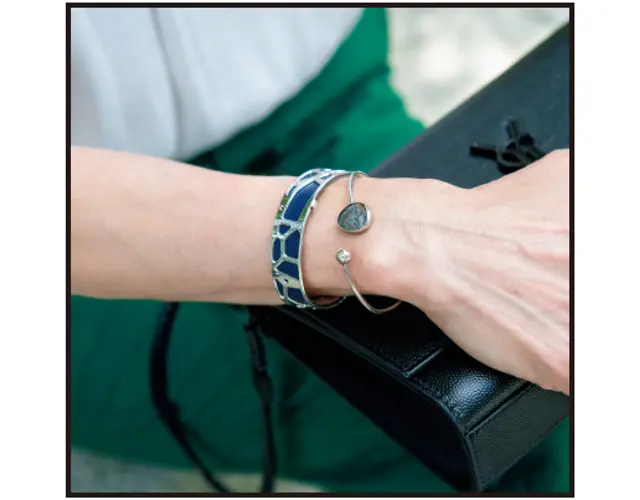 娘から贈られた石つきブレスレットをバングルと重ねて