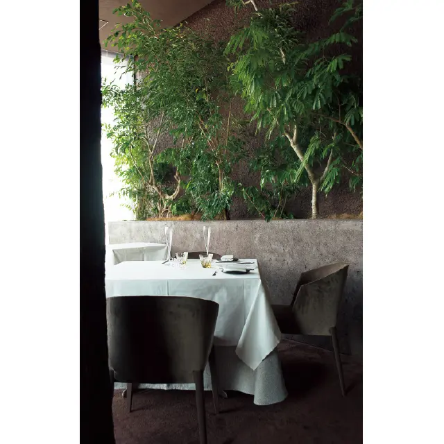 自然素材が使われたシックな店内