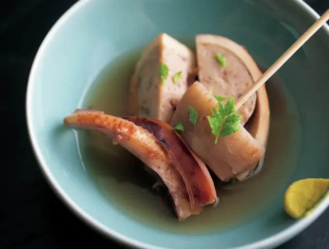 「スルメイカ」（ディナーコースから）イカのミンチを詰めたイカと里いもを別々にだしで炊き、盛り合わせて