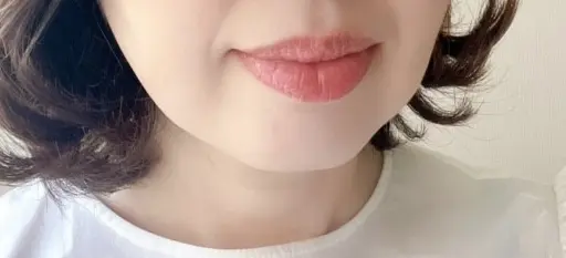 ルージュ エルメス ルージュ ア レーヴル ブリヤン 10 ベージュ・クロアゼットを塗った唇