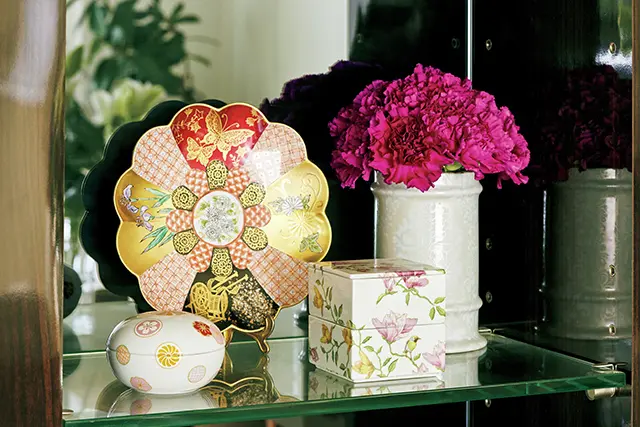 ）白磁に専用 の転写紙や上絵の具で絵付けをするポーセラーツ 教室を月に数度開催。同じデザインでもポジショ ニングで印象の異なる作品に仕上がり、絵を描い たり色を重ねたりすると華やかに。「これからも 生徒さんのリクエストに応えていきたいですね」