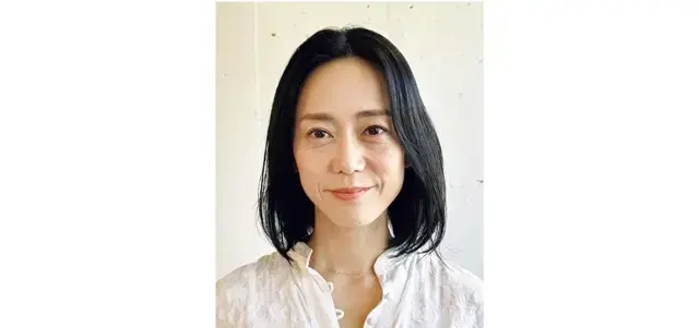 ランダムパーマをプラスして今っぽいミディアムヘアに【50代髪型・ヘアスタイル】