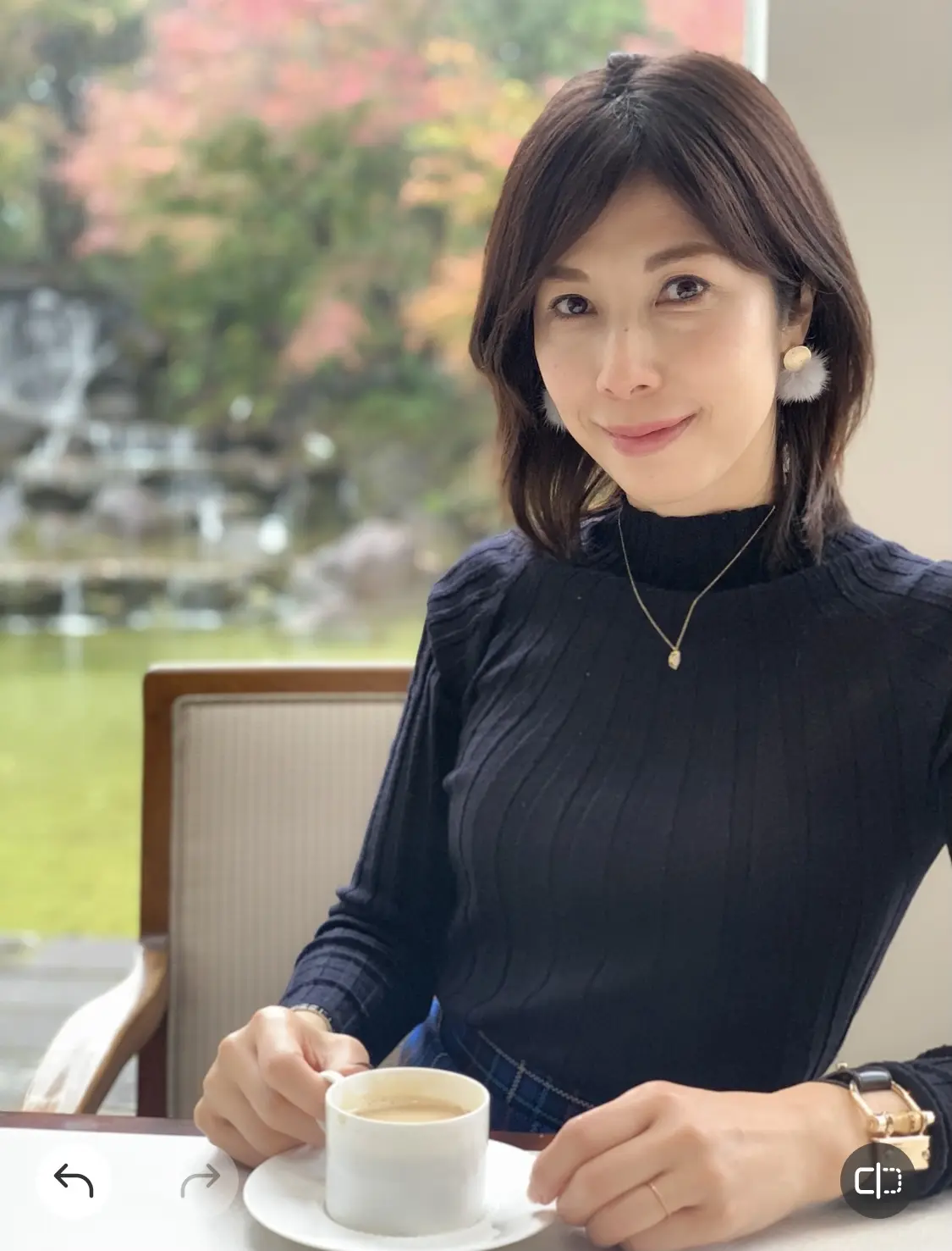 逸品キャメルコートを着てもみの木のツリーの画像_2