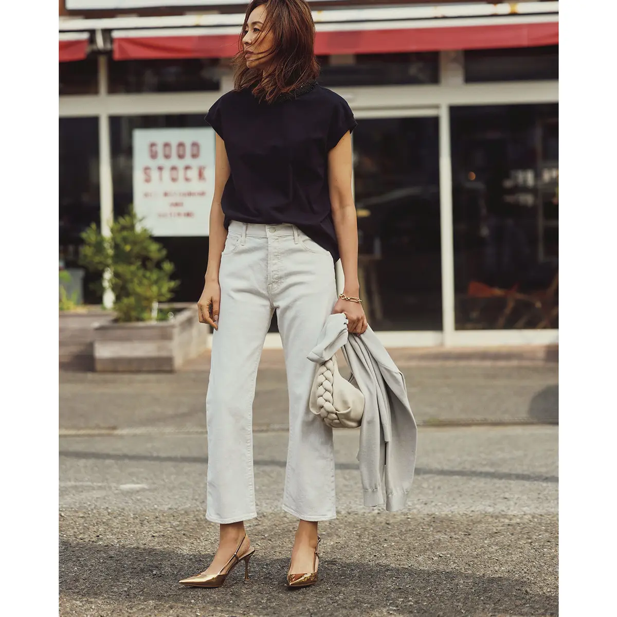 黒フレンチスリーブTシャツと白デニムパンツのコーデ　モデル・SHIHO
