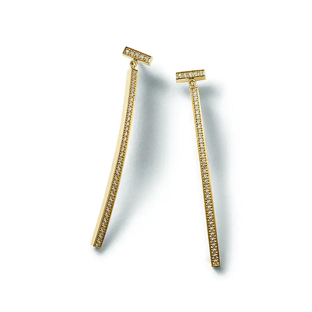 顔まわりをドレスアップ する、ダイヤモンド× YGのドロップピアス