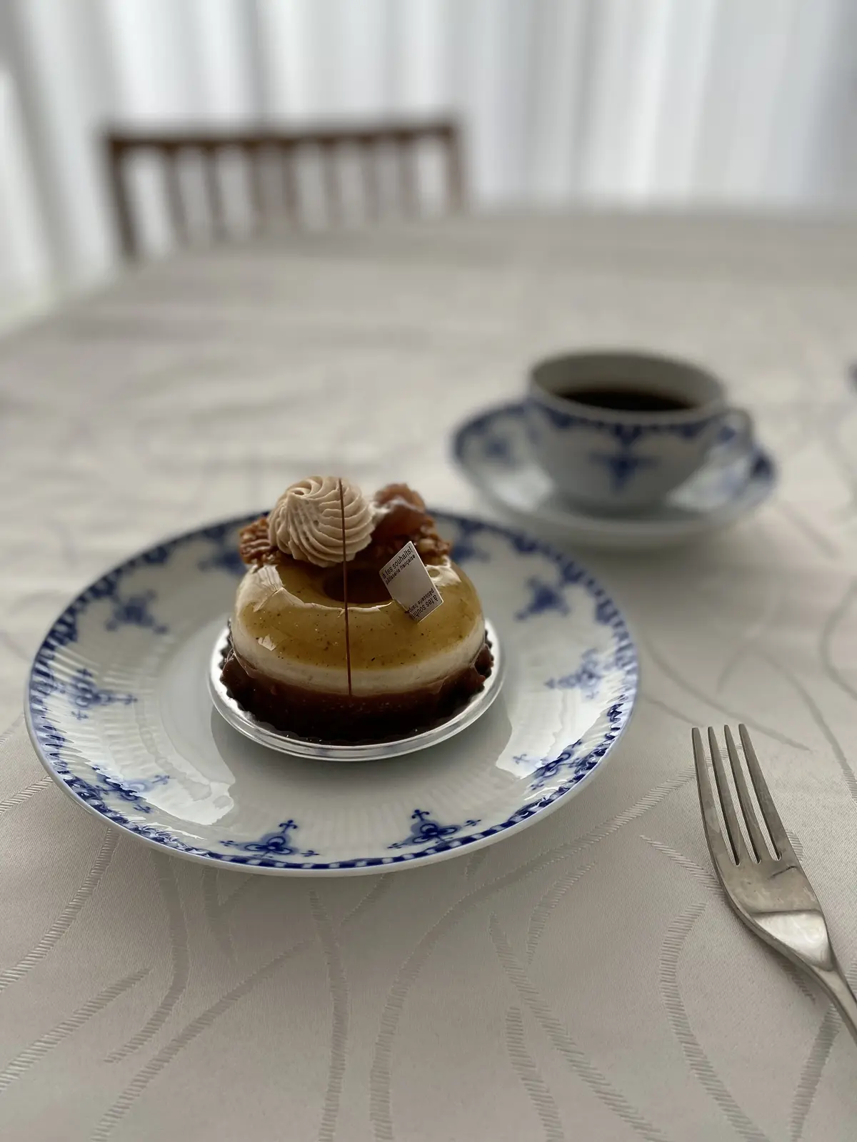 アテスウェイの栗とラム酒のムース「Marron Poire」。洋梨のジュレと胡椒の香りが絶妙なバランス。吉祥寺の秋スイーツで話題の隠れた名品。大人向けの上質な栗スイーツ。