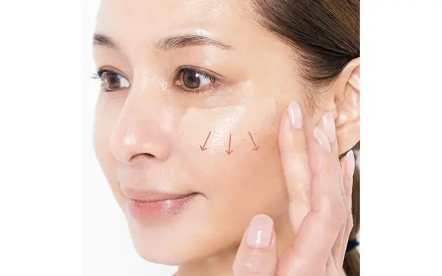 頰の高いところに置いたファンデーションを毛穴とシワが目立つ範囲に薄くなじませて
