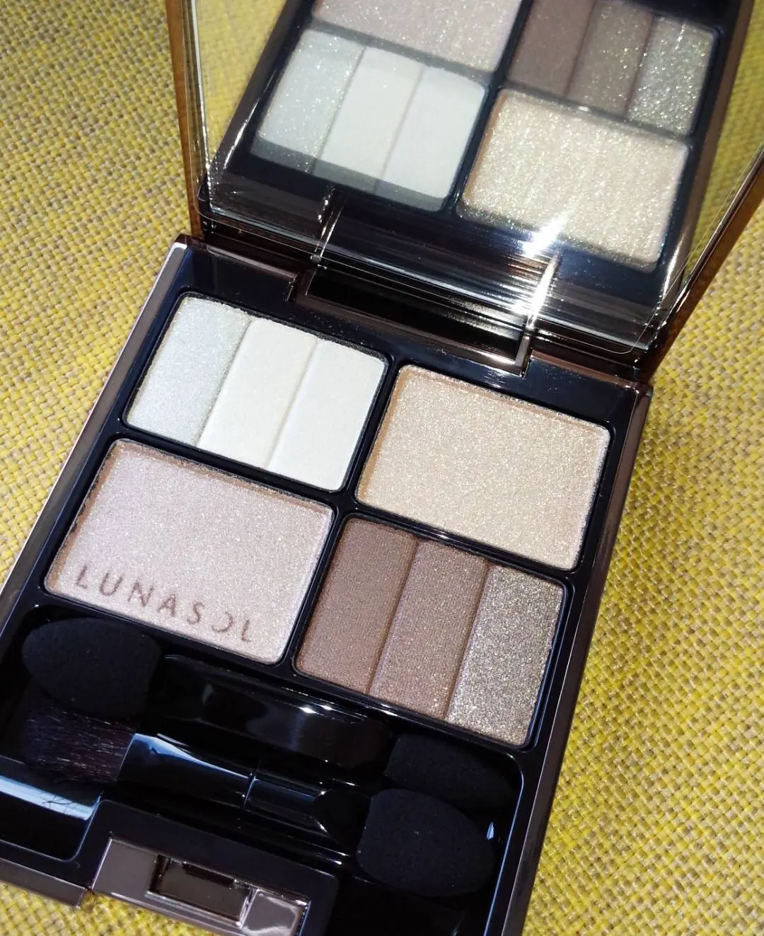 お気に入りのアイカラー　ルナソル　スリーディメンショナルアイズ01（Neutral Beige）