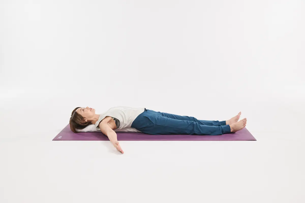 深呼吸をしながら腕を横に広げ、体の横まで下ろす