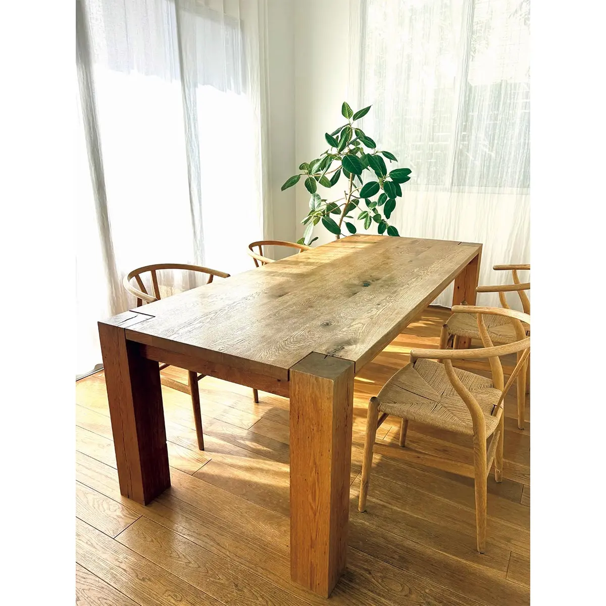 テーブル／e15「ビッグフット」 チェア／カール・ハンセン＆ サン「Yチェア」