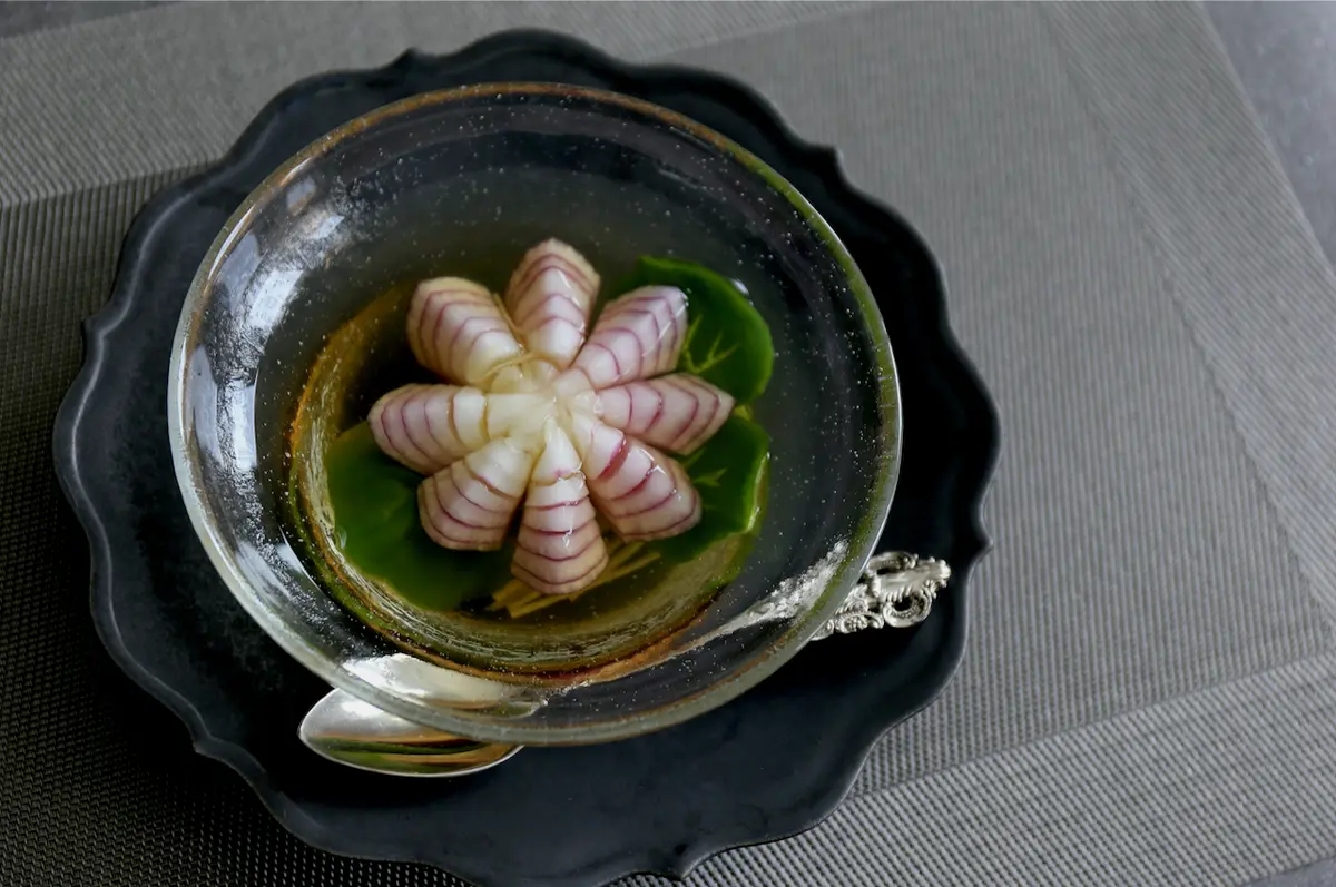 紫玉ねぎで作る蓮の花スープ