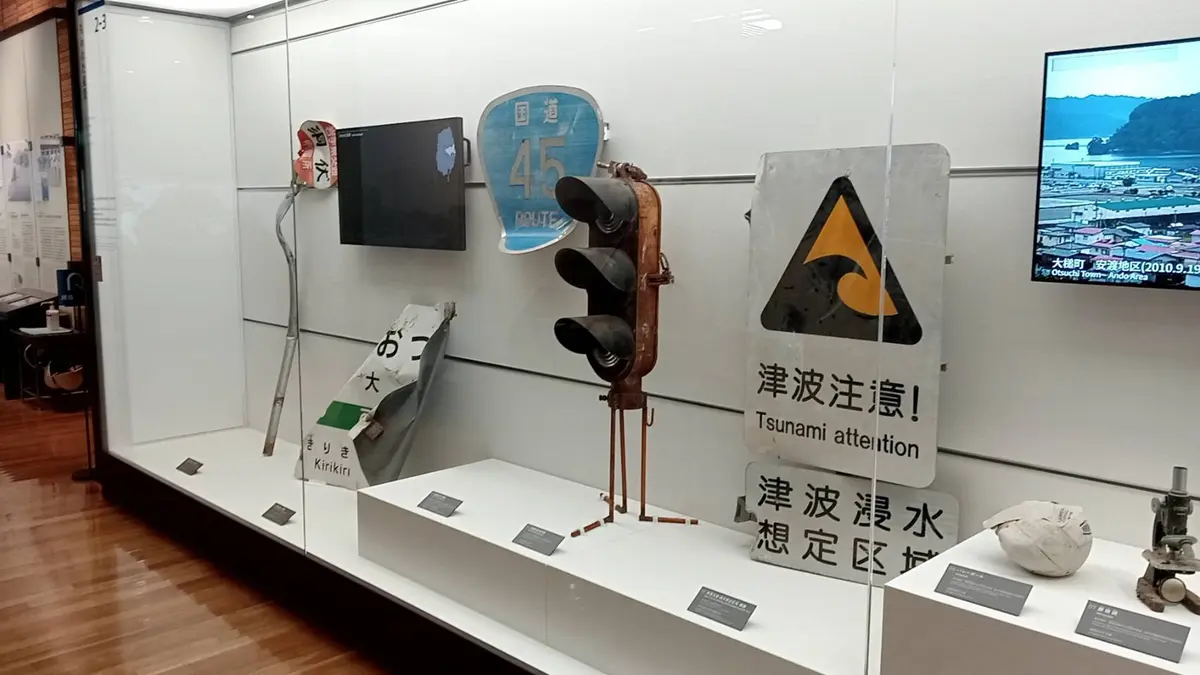 被災した信号機など