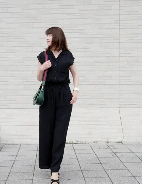 黒コーデに太めのショルダーテープとバッグをアクセントに
