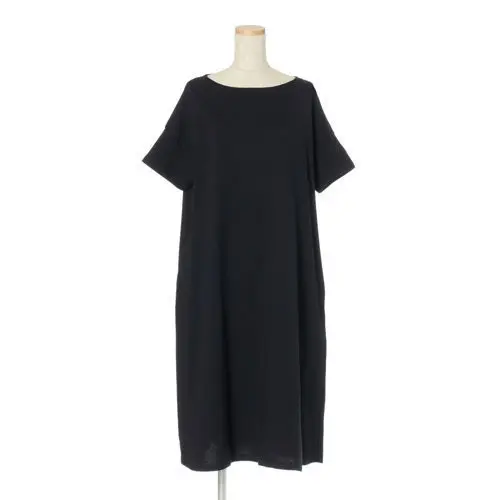 シャープなブラックも