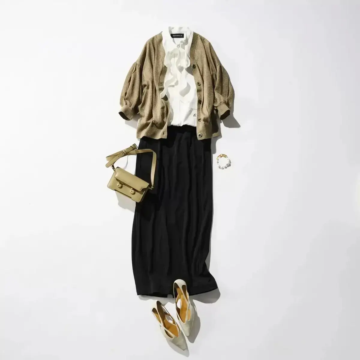 軽やかな素材と落ち着いた配色で、品よく整えたスタイルが心地いい。