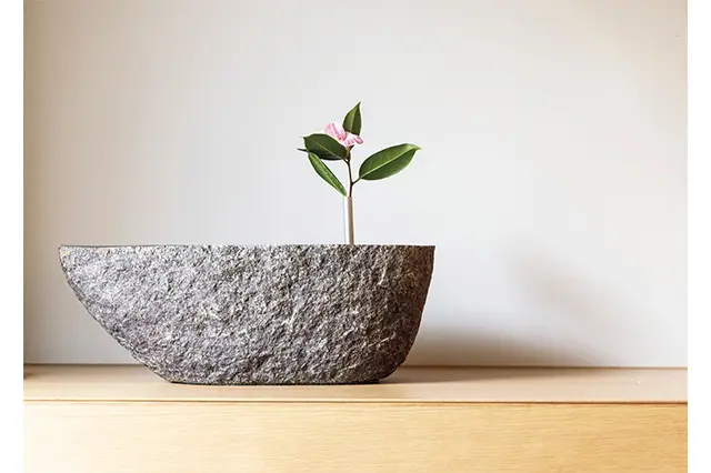 客室に飾ら れた季節の一輪の花に も、趣味のよさが感じ られる