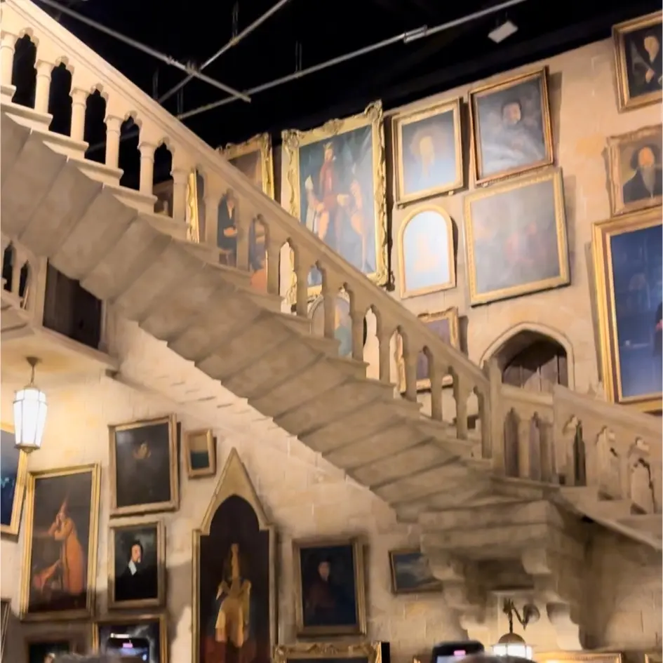 動く階段　肖像画