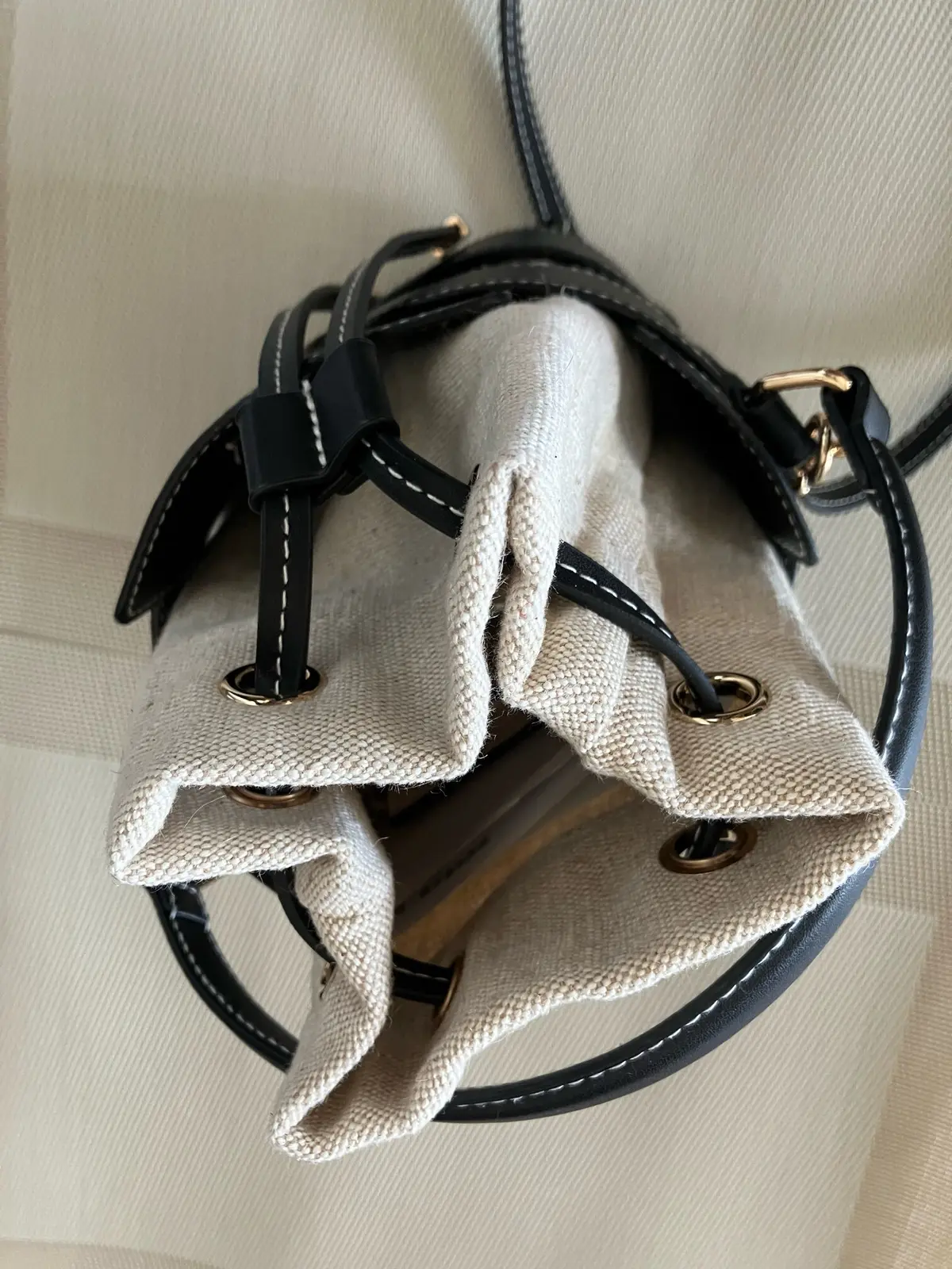 Ｈ＆Ｍ　クロスボディバケットバッグ　ショルダーバッグ　ミニバッグクロスボディバッグ　春バッグ　 レザージャケット　キャンパスバッグ　jマダムのおしゃれ　