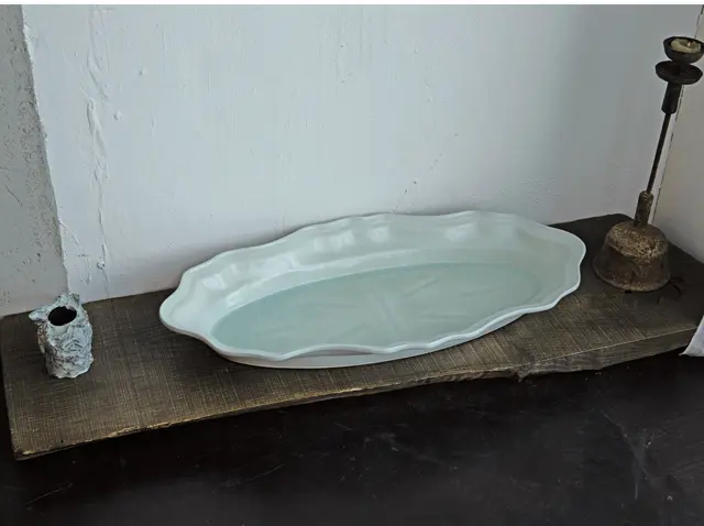 試行錯誤を重ねた青磁の大皿。（幅65㎝）W2,800,000　