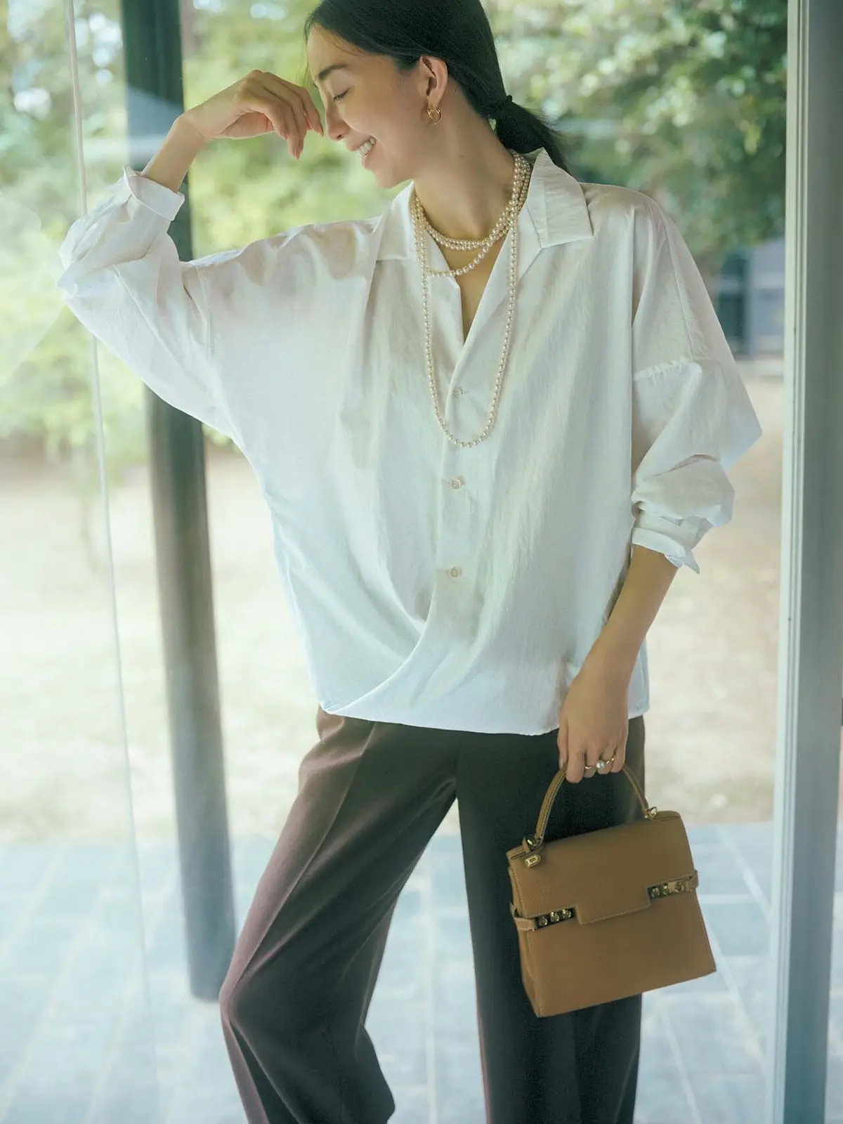 カシュクール風の変形ブラウスなら アレンジの可能性も広がる。 おしゃれの想像力をふくらませて