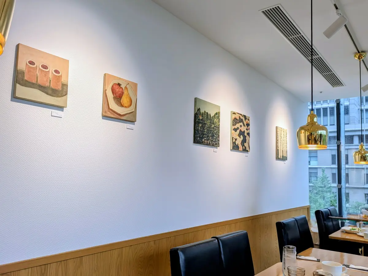 オープニングを記念して門田千明さんの作品が飾られています。彼女は日常で感じる季節の移ろいや情景を描いている画家。今回はシナモンロールや白樺など北欧をモチーフにした作品が展示されていました。