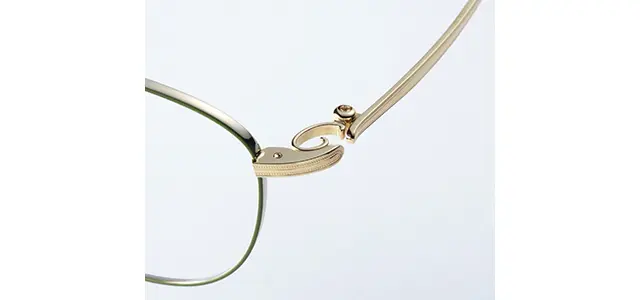 【フォーナインズ】テンプ ルにはミル打ちされた細かな細工が