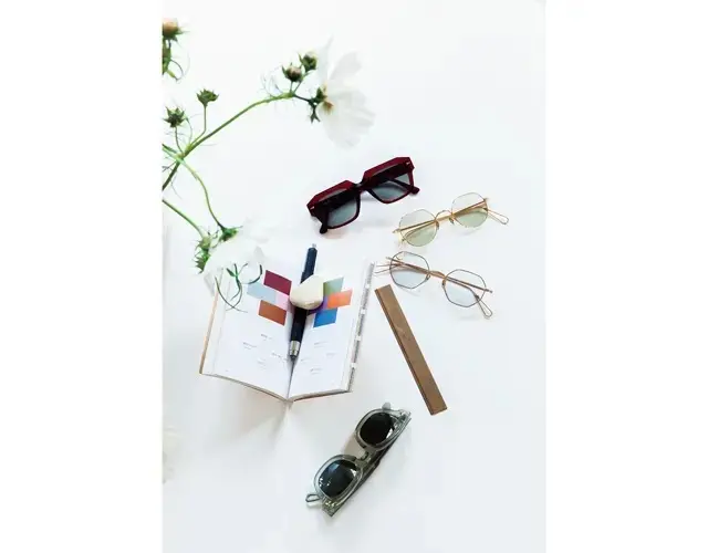 仕事は、デッサンと色選びから始まる