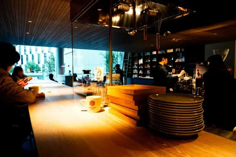 コーディネートの差し色は柄スカートの画像_2